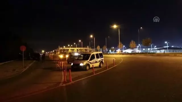 Tutuklanan zanlı, cezaevi kapısından elleri kelepçeli halde kaçtı