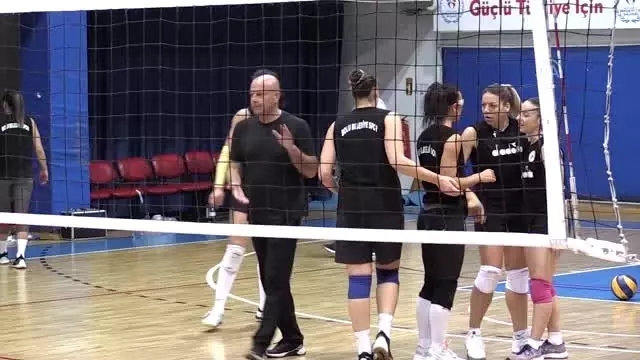Voleyboldaki gururu şampiyonluğa kitlendi Voleyboldaki gururu şampiyonluğa kitlendi