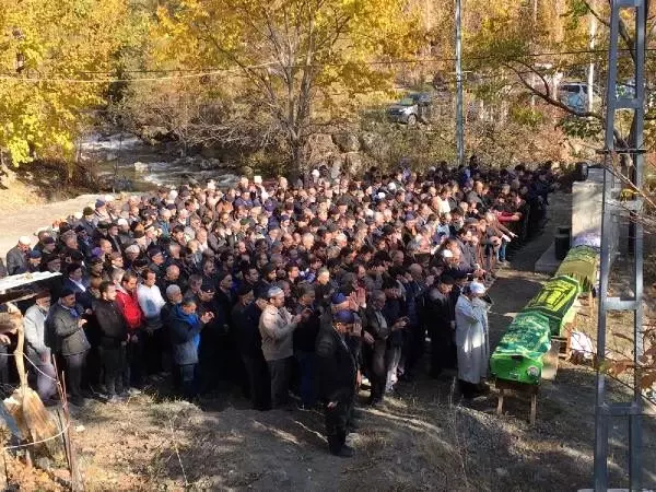 Yangında ölen hala ve 2 yeğeni toprağa verildi Yangında ölen hala ve 2 yeğeni toprağa verildi