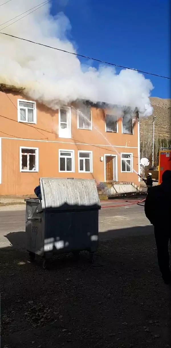 Yangında ölen hala ve 2 yeğeni toprağa verildi Yangında ölen hala ve 2 yeğeni toprağa verildi