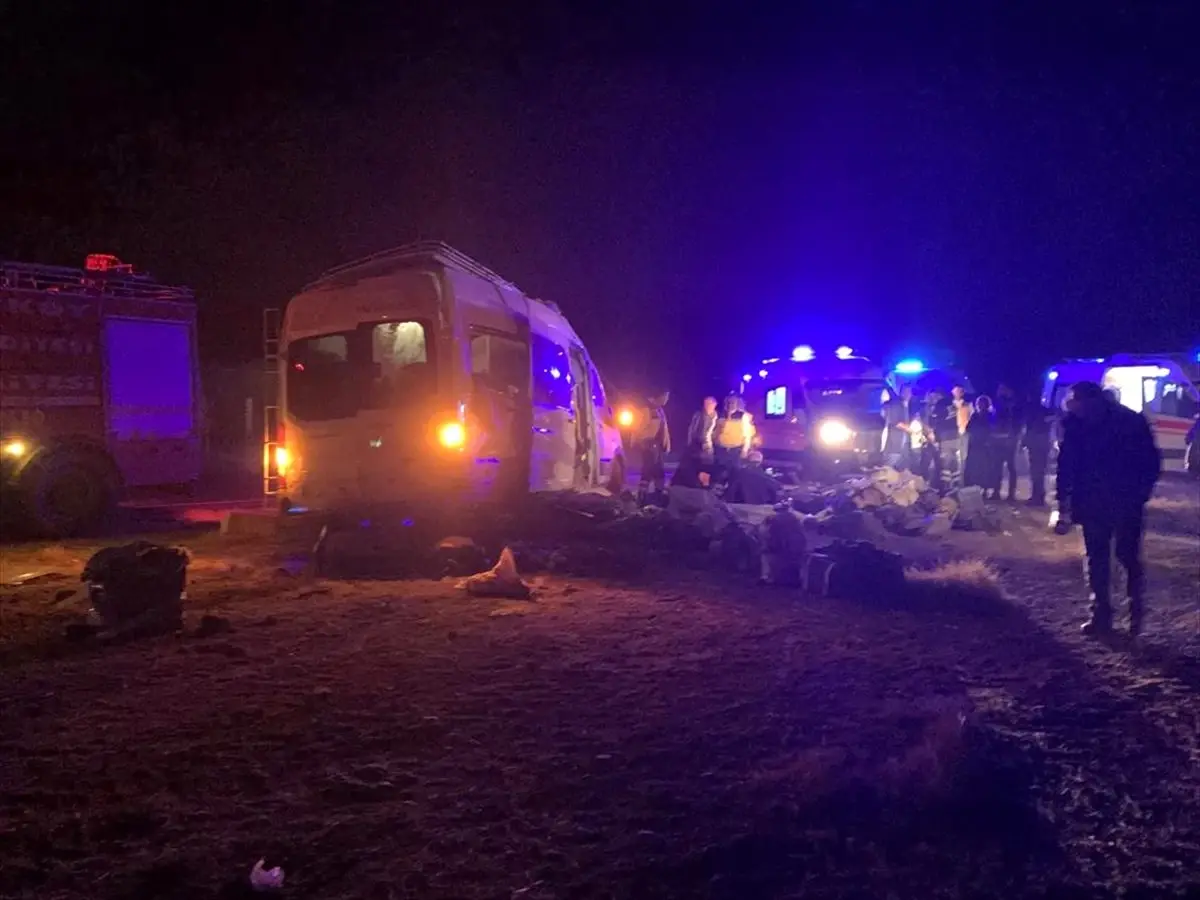 Yozgat'ta minibüs devrildi: 16 yaralı