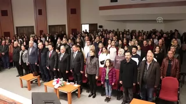 Akademisyenler, öğretmenler için sahne aldı