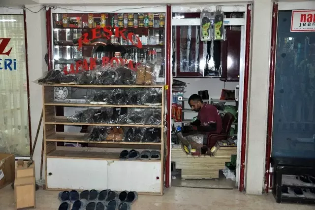 Atanamayan öğretmen adayı ayakkabı boyacısı oldu Haberler