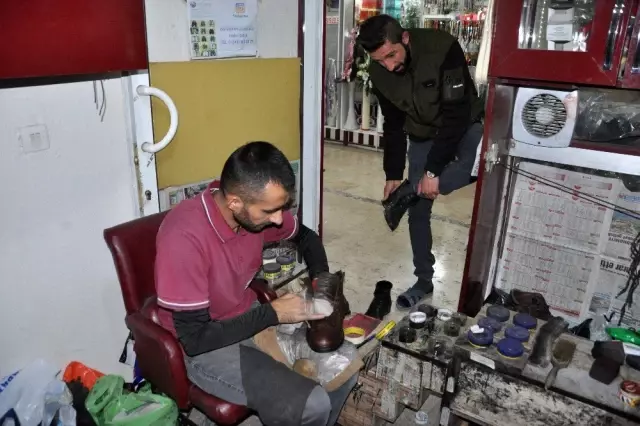 Atanamayan öğretmen adayı ayakkabı boyacısı oldu Haberler