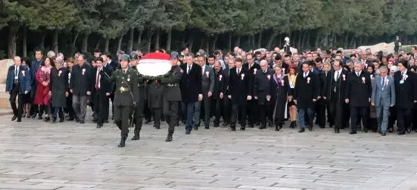 Bakan Selçuk, öğretmenlerle Anıtkabir'i ziyaret etti Bakan Selçuk, öğretmenlerle Anıtkabir'i ziyaret etti