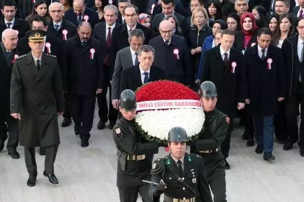 Bakan Selçuk, öğretmenlerle Anıtkabir'i ziyaret etti Bakan Selçuk, öğretmenlerle Anıtkabir'i ziyaret etti