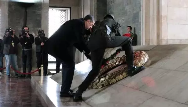 Bakan Selçuk, öğretmenlerle Anıtkabir'i ziyaret etti Bakan Selçuk, öğretmenlerle Anıtkabir'i ziyaret etti