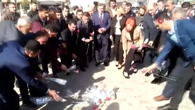 Dernek Başkanı Özcan, şehit öğretmeni anarken gözyaşlarına boğuldu Dernek Başkanı Özcan, şehit öğretmeni anarken gözyaşlarına boğuldu