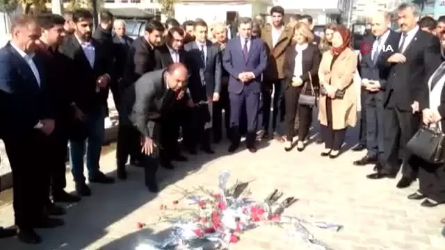 Dernek Başkanı Özcan, şehit öğretmeni anarken gözyaşlarına boğuldu Dernek Başkanı Özcan, şehit öğretmeni anarken gözyaşlarına boğuldu