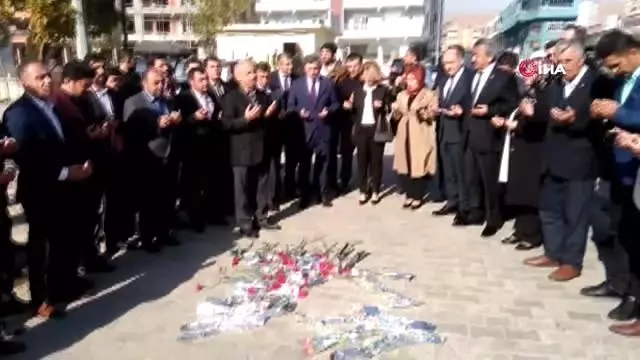 Dernek Başkanı Özcan, şehit öğretmeni anarken gözyaşlarına boğuldu Dernek Başkanı Özcan, şehit öğretmeni anarken gözyaşlarına boğuldu