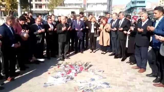Dernek Başkanı Özcan, şehit öğretmeni anarken gözyaşlarına boğuldu Dernek Başkanı Özcan, şehit öğretmeni anarken gözyaşlarına boğuldu