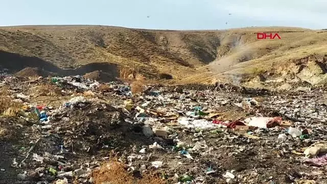 Elazığ köy yakınına bırakılan çöpler, tehlike saçıyor Elazığ köy yakınına bırakılan çöpler, tehlike saçıyor