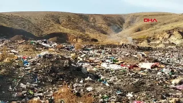 Elazığ köy yakınına bırakılan çöpler, tehlike saçıyor Elazığ köy yakınına bırakılan çöpler, tehlike saçıyor