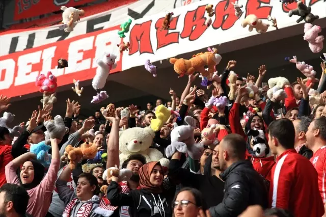 Samsunspor maçında kimsesiz çocuklara oyuncak sürprizi! Samsunspor maçında kimsesiz çocuklara oyuncak sürprizi!