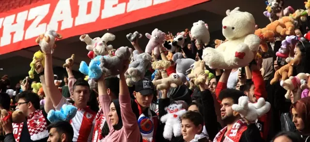 Samsunspor maçında kimsesiz çocuklara oyuncak sürprizi! Samsunspor maçında kimsesiz çocuklara oyuncak sürprizi!