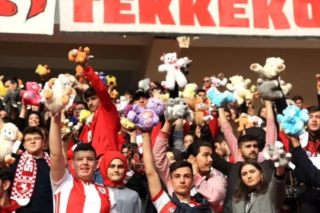 Samsunspor maçında kimsesiz çocuklara oyuncak sürprizi! Samsunspor maçında kimsesiz çocuklara oyuncak sürprizi!