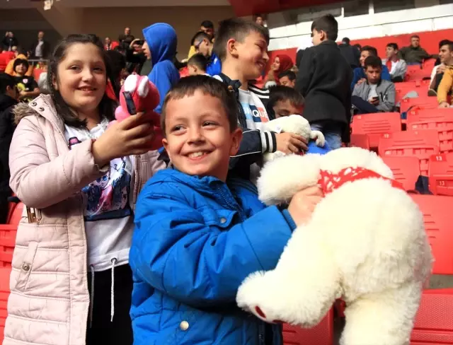 Samsunspor maçında kimsesiz çocuklara oyuncak sürprizi! Samsunspor maçında kimsesiz çocuklara oyuncak sürprizi!