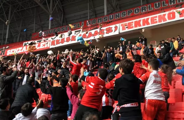 Samsunspor maçında kimsesiz çocuklara oyuncak sürprizi! Samsunspor maçında kimsesiz çocuklara oyuncak sürprizi!