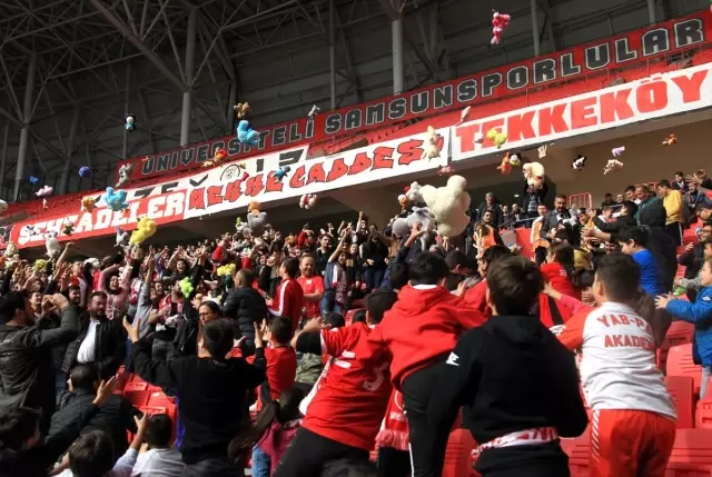 Samsunspor maçında kimsesiz çocuklara oyuncak sürprizi! Samsunspor maçında kimsesiz çocuklara oyuncak sürprizi!