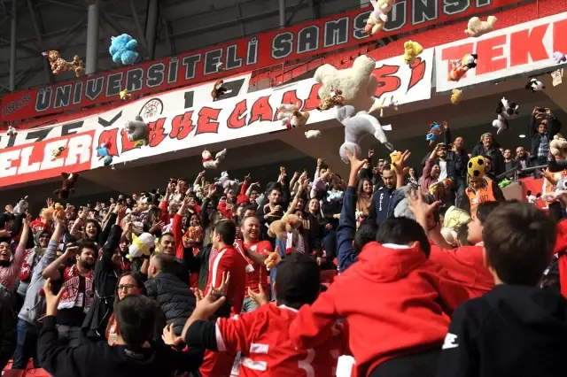 Samsunspor maçında kimsesiz çocuklara oyuncak sürprizi! Samsunspor maçında kimsesiz çocuklara oyuncak sürprizi!