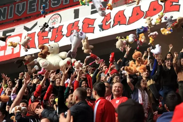Samsunspor maçında kimsesiz çocuklara oyuncak sürprizi! Samsunspor maçında kimsesiz çocuklara oyuncak sürprizi!