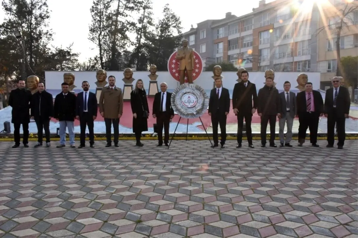 İnönü'de öğretmenler Atatürk Anıtı'na çelenk koydu