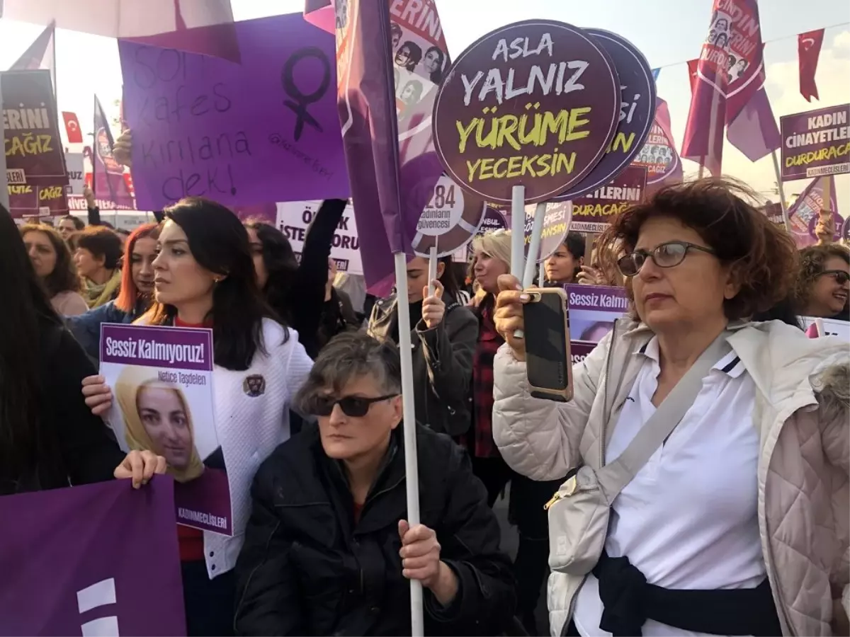 Kadıköy'de 'Kadına Şiddete Hayır' eylemi