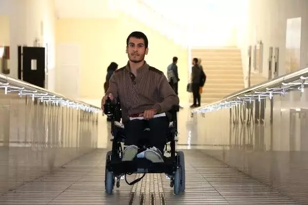 Kampanya yapıp arkadaşları için akülü sandalye aldılar