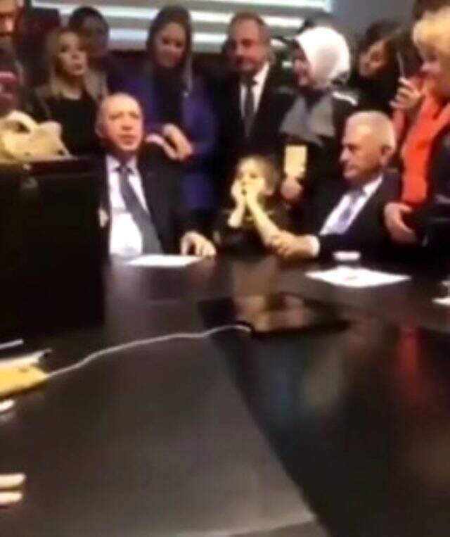 Konuşurken araya giren küçük kız 'Reis dede' diyerek Erdoğan'ı güldürdü