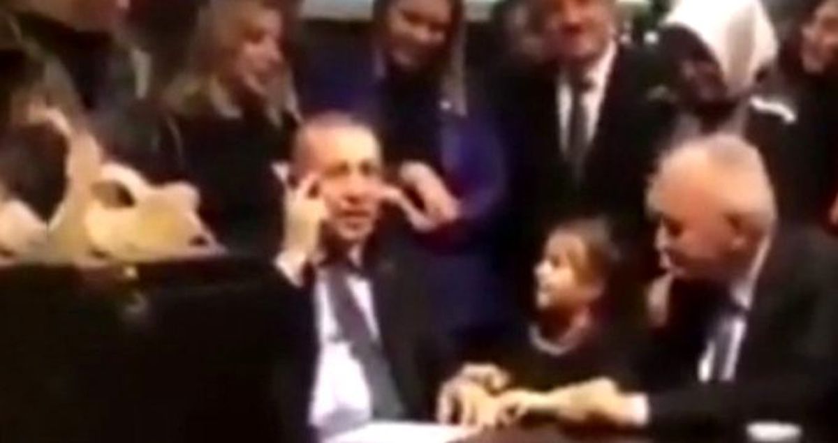 Konuşurken araya giren küçük kız 'Reis dede' diyerek Erdoğan'ı güldürdü