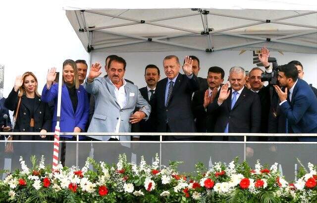 Konuşurken araya giren küçük kız 'Reis dede' diyerek Erdoğan'ı güldürdü