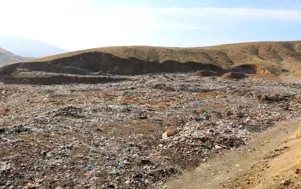 Köy yakınına bırakılan çöpler, tehlike saçıyor Köy yakınına bırakılan çöpler, tehlike saçıyor