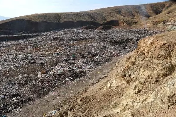 Köy yakınına bırakılan çöpler, tehlike saçıyor Köy yakınına bırakılan çöpler, tehlike saçıyor