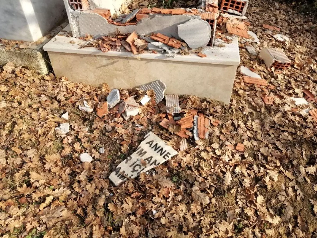 Miras dağıtımında haksızlık iddiasıyla, annesinin mezar taşını parçaladı