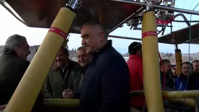 Nevşehir bakan ersoy, sıcak hava balonuyla kapadokya'yı gezdi