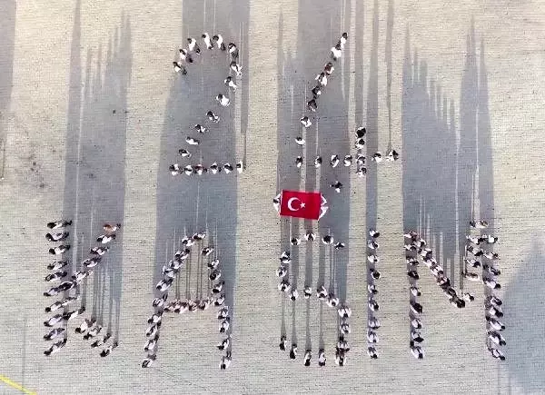 Öğrenciler 24 Kasım yazılı koreografi oluşturdu, öğretmenler şarkı söyledi Öğrenciler 24 Kasım yazılı koreografi oluşturdu, öğretmenler şarkı söyledi