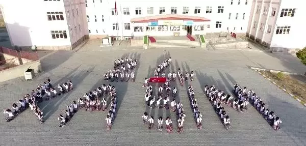 Öğrenciler 24 Kasım yazılı koreografi oluşturdu, öğretmenler şarkı söyledi Öğrenciler 24 Kasım yazılı koreografi oluşturdu, öğretmenler şarkı söyledi