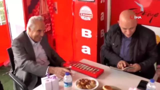 Öğrencisinin anı defterini 28 yıl sakladı Öğrencisinin anı defterini 28 yıl sakladı