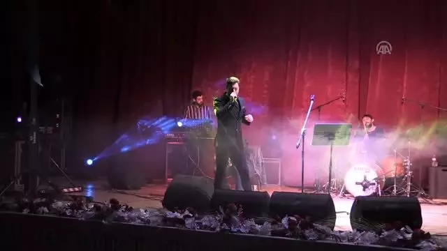 Öğretmenler konserde eğlenerek stres attı Öğretmenler konserde eğlenerek stres attı