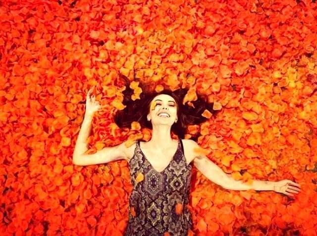 Oyuncu Tuvana Türkay'ın küvette verdiği poza beğeni yağdı