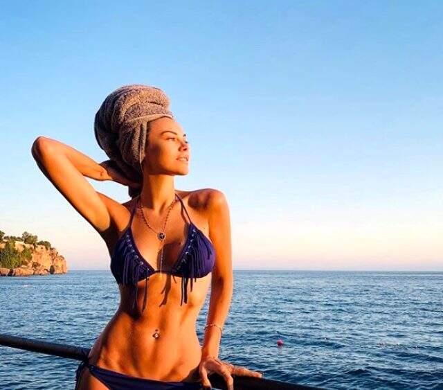 Oyuncu Tuvana Türkay'ın küvette verdiği poza beğeni yağdı