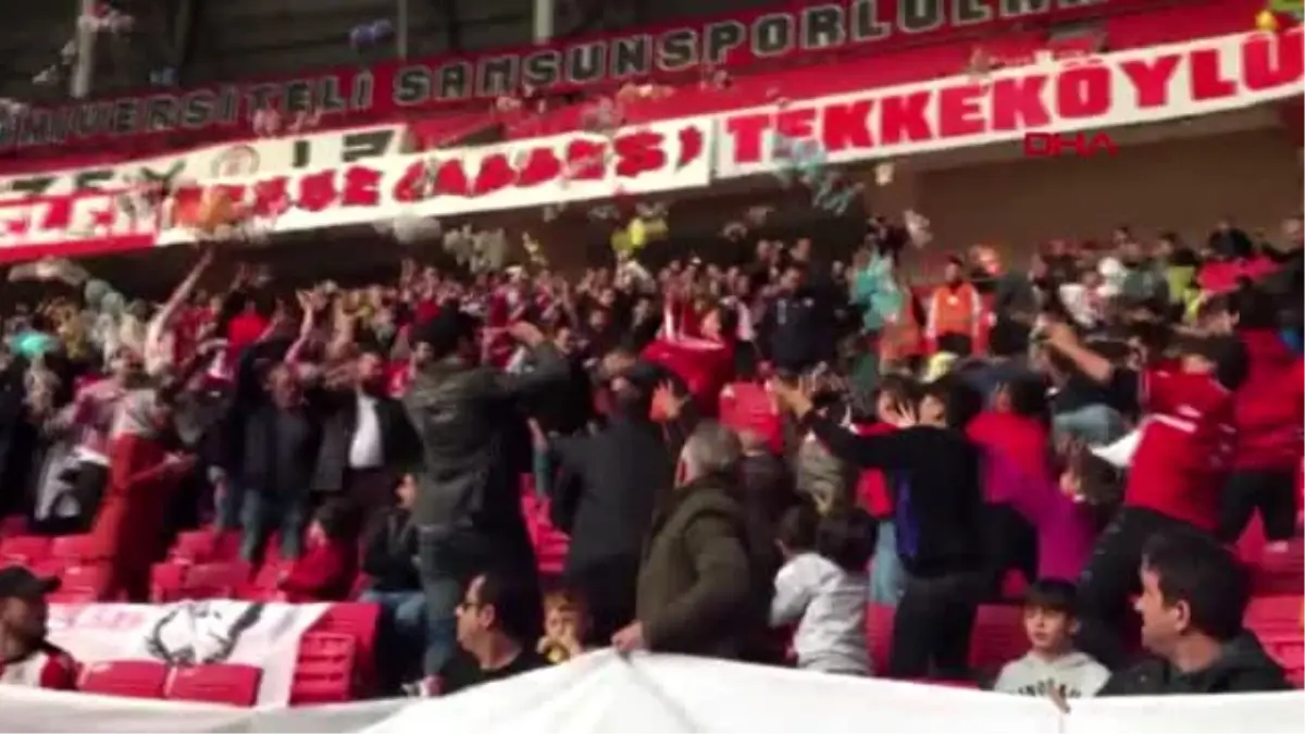 Samsun çocuklara tribünde oyuncak yağmuru sürprizi