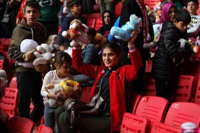 Samsunspor maçında kimsesiz çocuklara oyuncak sürprizi!