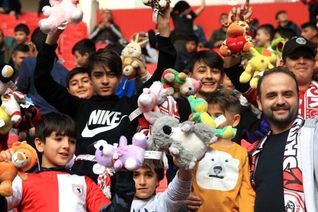 Samsunspor maçında kimsesiz çocuklara oyuncak sürprizi!