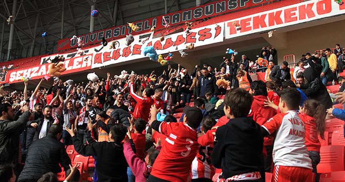 Samsunspor maçında kimsesiz çocuklara oyuncak sürprizi!