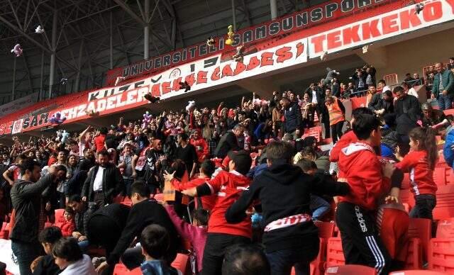 Samsunspor maçında kimsesiz çocuklara oyuncak sürprizi!
