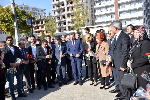 Şehit öğretmeni anarken gözyaşlarına boğuldu Şehit öğretmeni anarken gözyaşlarına boğuldu