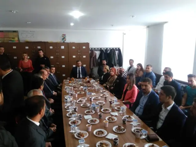 Şehit öğretmeni anarken gözyaşlarına boğuldu Şehit öğretmeni anarken gözyaşlarına boğuldu