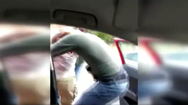 'Sınavı geçirmedi' deyip sürücü kursu öğretmenini yol ortasında tekme tokat dövdüler! 'Sınavı geçirmedi' deyip sürücü kursu öğretmenini yol ortasında tekme tokat dövdüler!