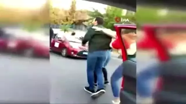 'Sınavı geçirmedi' deyip sürücü kursu öğretmenini yol ortasında tekme tokat dövdüler! 'Sınavı geçirmedi' deyip sürücü kursu öğretmenini yol ortasında tekme tokat dövdüler!